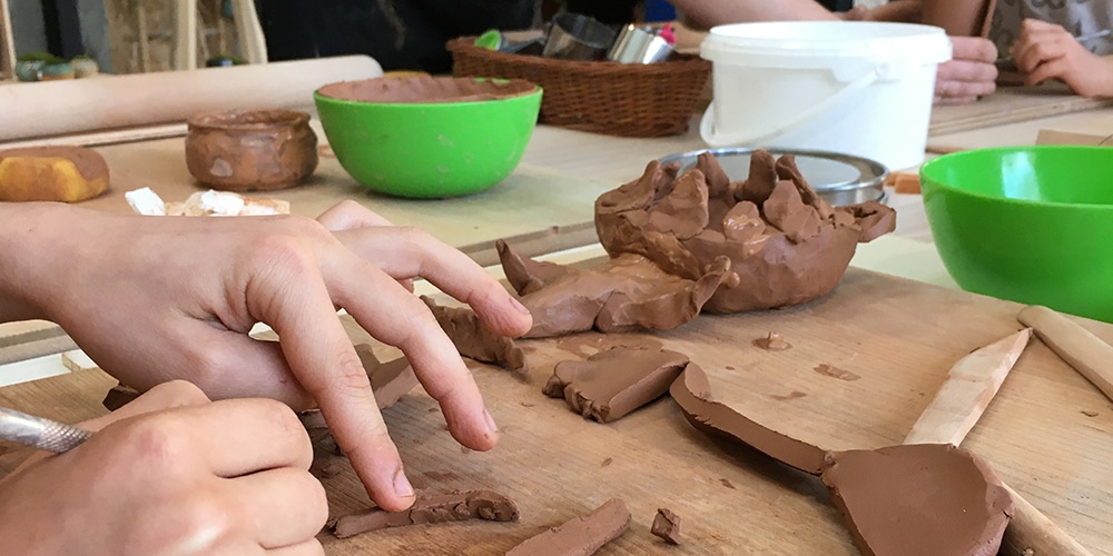 Modelage poterie enfant