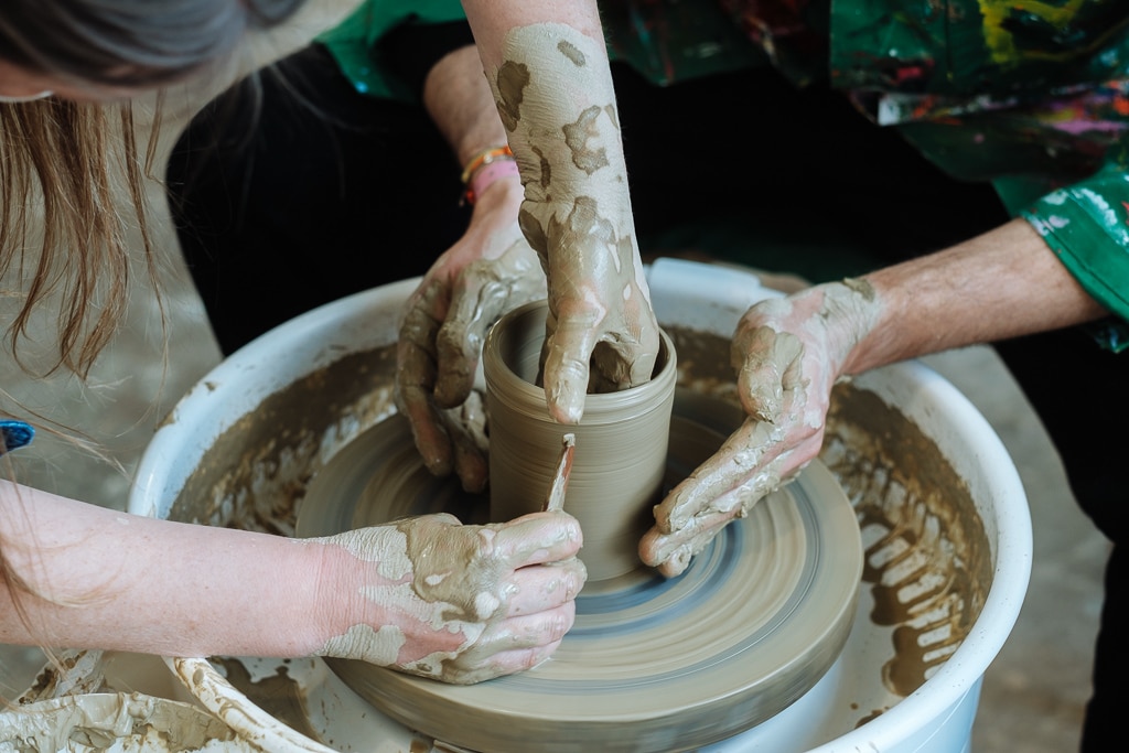 initiation au tour de poterie à pau avec ateliers hybride